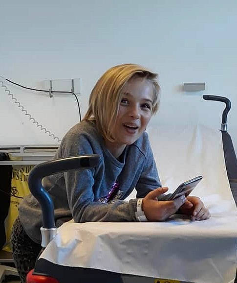 Lily a rejoint le concours — aidez-le/la à gagner de superbes lots ! person, sitting