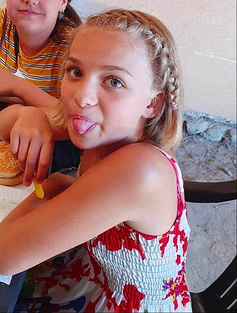 Lily participe au concours pour gagner de l'argent avec cette photo : blond, child, child_model, eating, face, fast_food, finger, food, hair, long_hair, person, smile, summer, toddler, vacation
