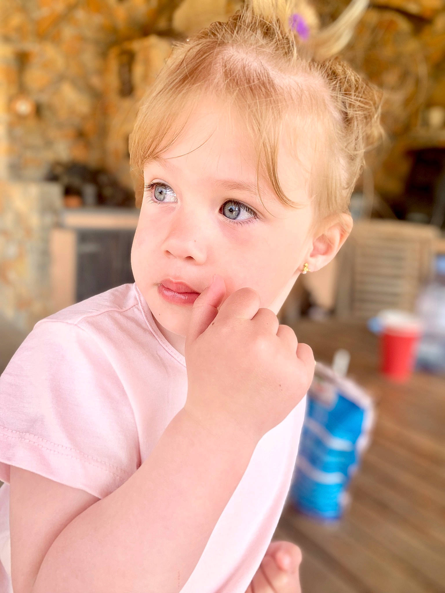 Mélyna a rejoint le concours — aidez-le/la à gagner de superbes lots ! baby, baby_toddler_clothing, blue, cheek, child, ear, elbow, electric_blue, eyelash, facial_expression, fun, gesture, hand, happy, iris, lip, nose, person, thumb, toddler