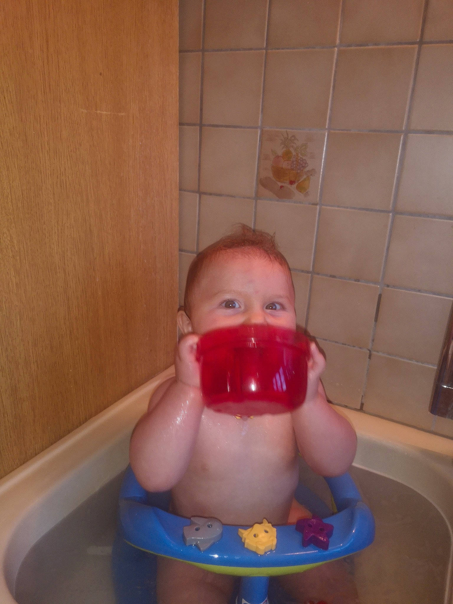 Cataleya a rejoint le concours — aidez-le/la à gagner de superbes lots ! baby, baby_bathing, baby_products, baby_toddler_clothing, baby_toys, bath_toy, bathing, bathroom, chest, child, cleanliness, finger, fluid, fun, nail, person, plastic, thigh, thumb, toddler