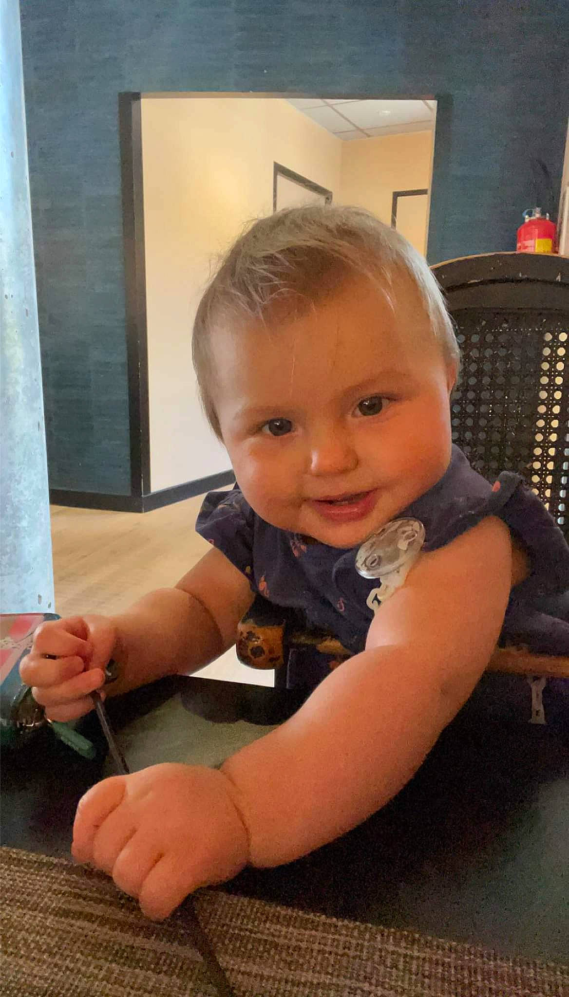 Cataleya a rejoint le concours — aidez-le/la à gagner de superbes lots ! baby, baby_toddler_clothing, cheek, child, finger, floor, flooring, foot, fun, hand, happy, hardwood, nail, person, sitting, skin, smile, thumb, toddler, wood