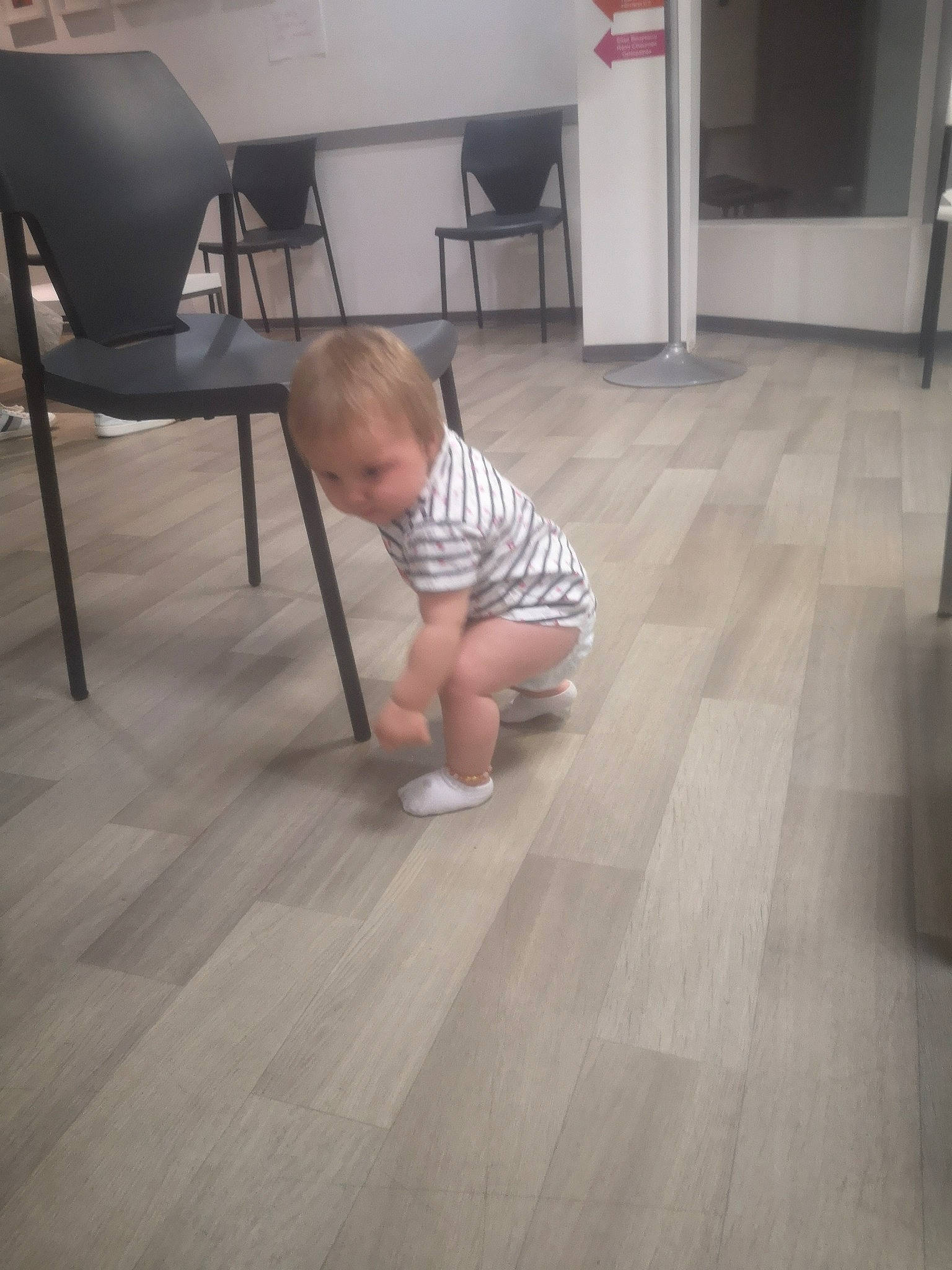 Cataleya a rejoint le concours — aidez-le/la à gagner de superbes lots ! baby, chair, child, comfort, door, floor, flooring, foot, fun, hardwood, human_leg, laminate_flooring, living_room, person, plywood, table, toddler, varnish, wood, wood_flooring