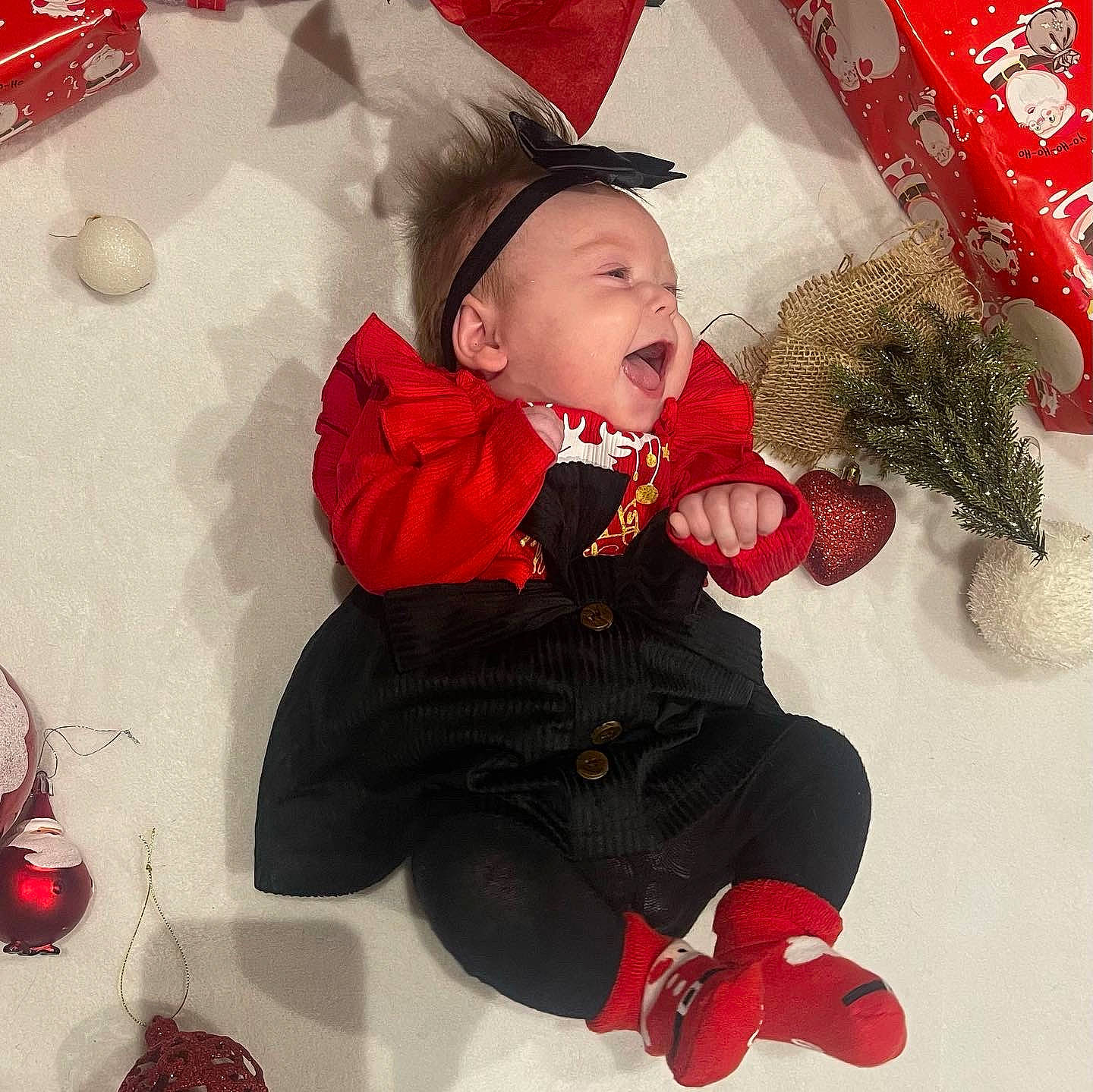 Gioia participe au concours pour gagner de l'argent avec cette photo : baby, baby_toddler_clothing, carmine, child, christmas, christmas_eve, costume_hat, design, event, fictional_character, fun, fur, happy, holiday, pattern, person, red, sleeve, textile, toddler