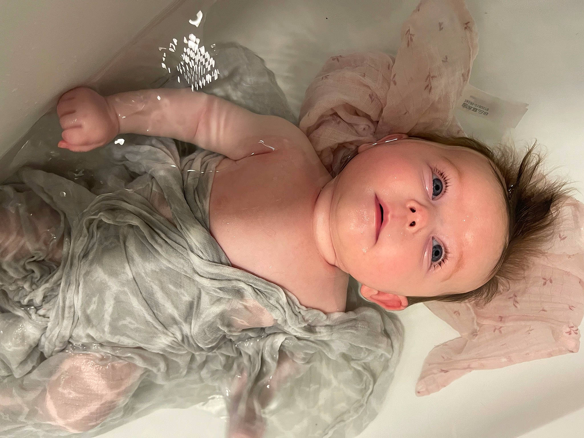 Gioia a rejoint le concours — aidez-le/la à gagner de superbes lots ! abdomen, baby, baby_toddler_clothing, bathing, blond, cheek, chest, child, comfort, eyelash, fashion_accessory, flesh, fur, headpiece, human_body, jewellery, mouth, person, personal_protective_equipment, room