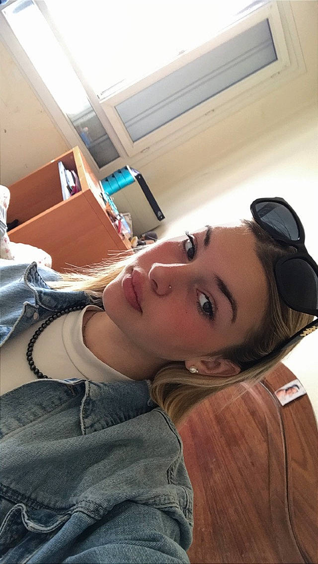 Candice participe au concours pour gagner de l'argent avec cette photo : audio_equipment, black_hair, brown_hair, child, comfort, eyelash, eyewear, fashion_design, flooring, fun, human_leg, lip, long_hair, mouth, nose, person, room, selfie, sitting, vision_care