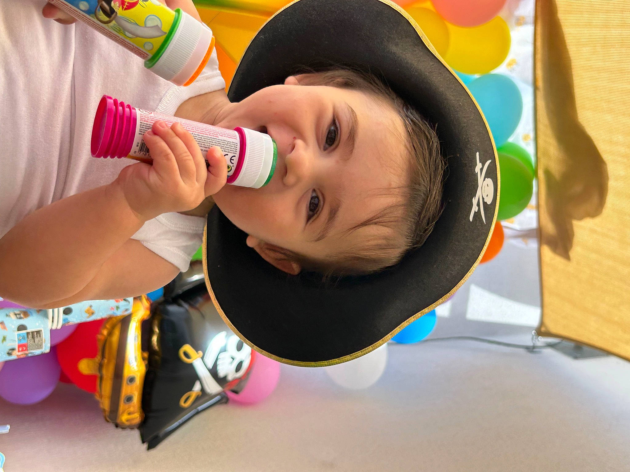 Ricardo a rejoint le concours — aidez-le/la à gagner de superbes lots ! baby, cap, child, event, fashion_accessory, fun, happy, leisure, nail, party, party_supply, person, plastic_bottle, play, recreation, room, smile, toddler, vacation
