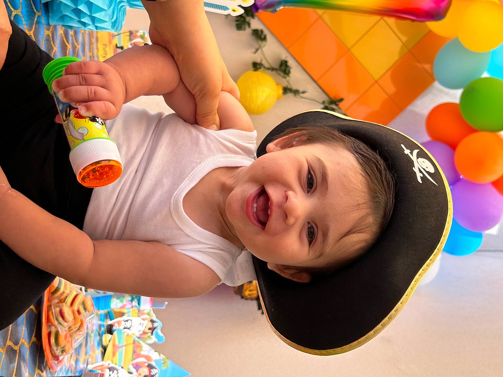 Ricardo participe au concours pour gagner de l'argent avec cette photo : beauty, child, facial_expression, finger, fun, happy, leisure, mouth, orange, party, party_supply, people, person, play, product, skin, smile, snapshot, t_shirt, toddler