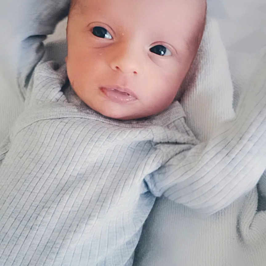 Gabriel participe au concours pour gagner de l'argent avec cette photo : baby, blanket, child, clothing, cozy, cute, expression, eyes, face, hand, head, infant, lying_down, mouth, newborn, portrait, resting, skin, sleeve, soft_texture
