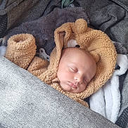 Gabriel a rejoint le concours — aidez-le/la à gagner de superbes lots ! baby, sleeping, blanket, cozy, fuzzy, bear_outfit, infant, peaceful, stroller, child, cute, soft, warm, resting, bundle, hooded_clothing, face, portrait, indoors, comfort