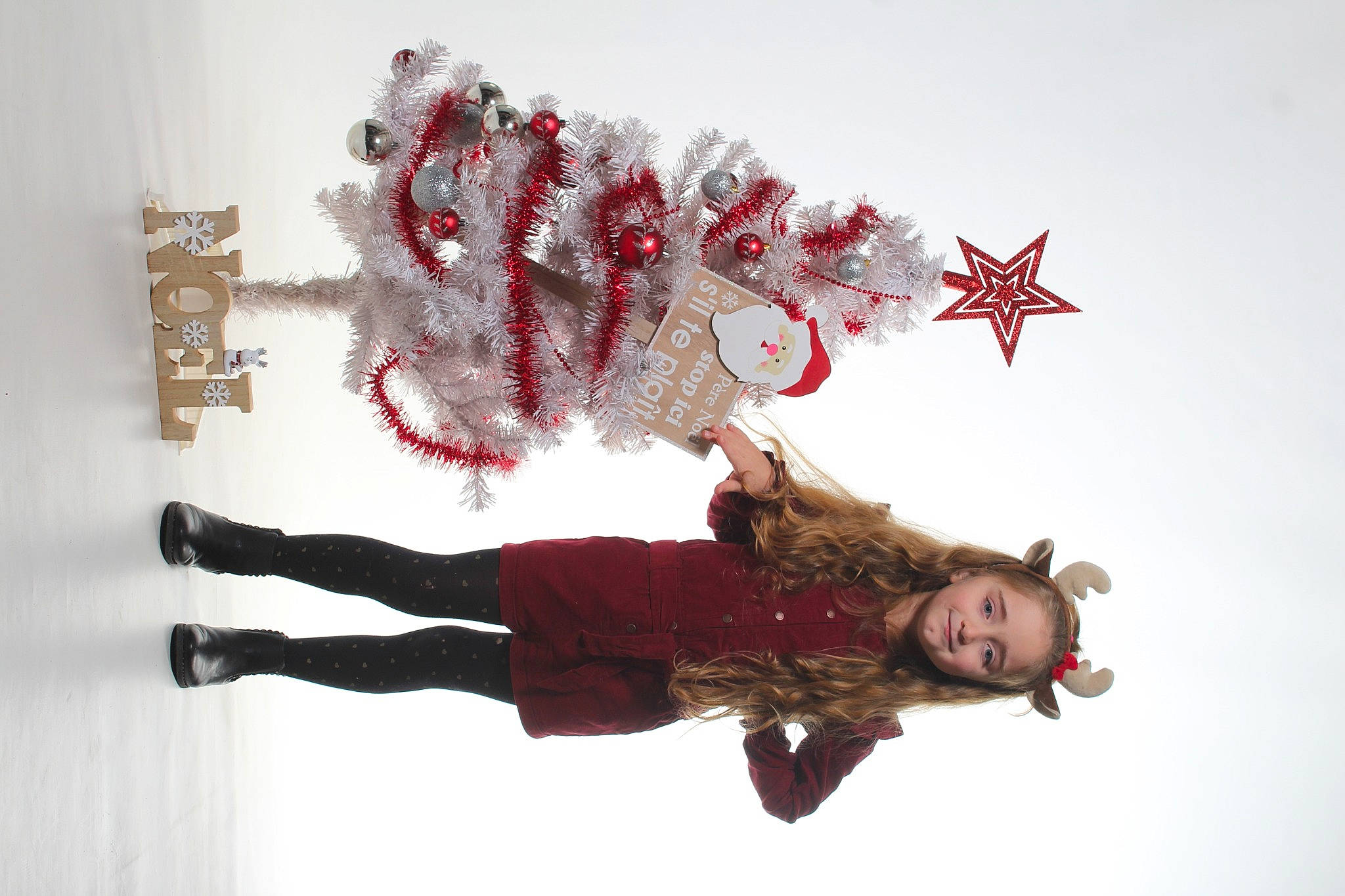 Julia a rejoint le concours — aidez-le/la à gagner de superbes lots ! art, carmine, design, event, font, freezing, fun, fur, gesture, graphic_design, happy, holiday, joy, painting, person, smile, tree, twig, visual_arts, window