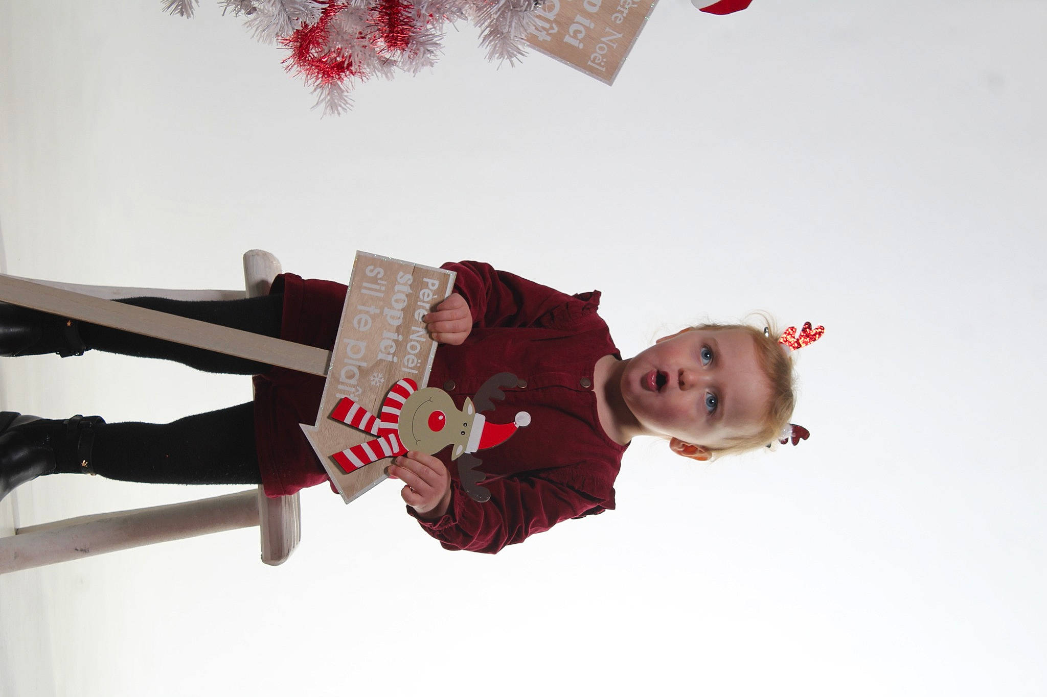 Aria participe au concours pour gagner de l'argent avec cette photo : baby, carmine, elbow, event, font, fun, gesture, happy, person, red, sleeve, smile, surprise, toddler, winter