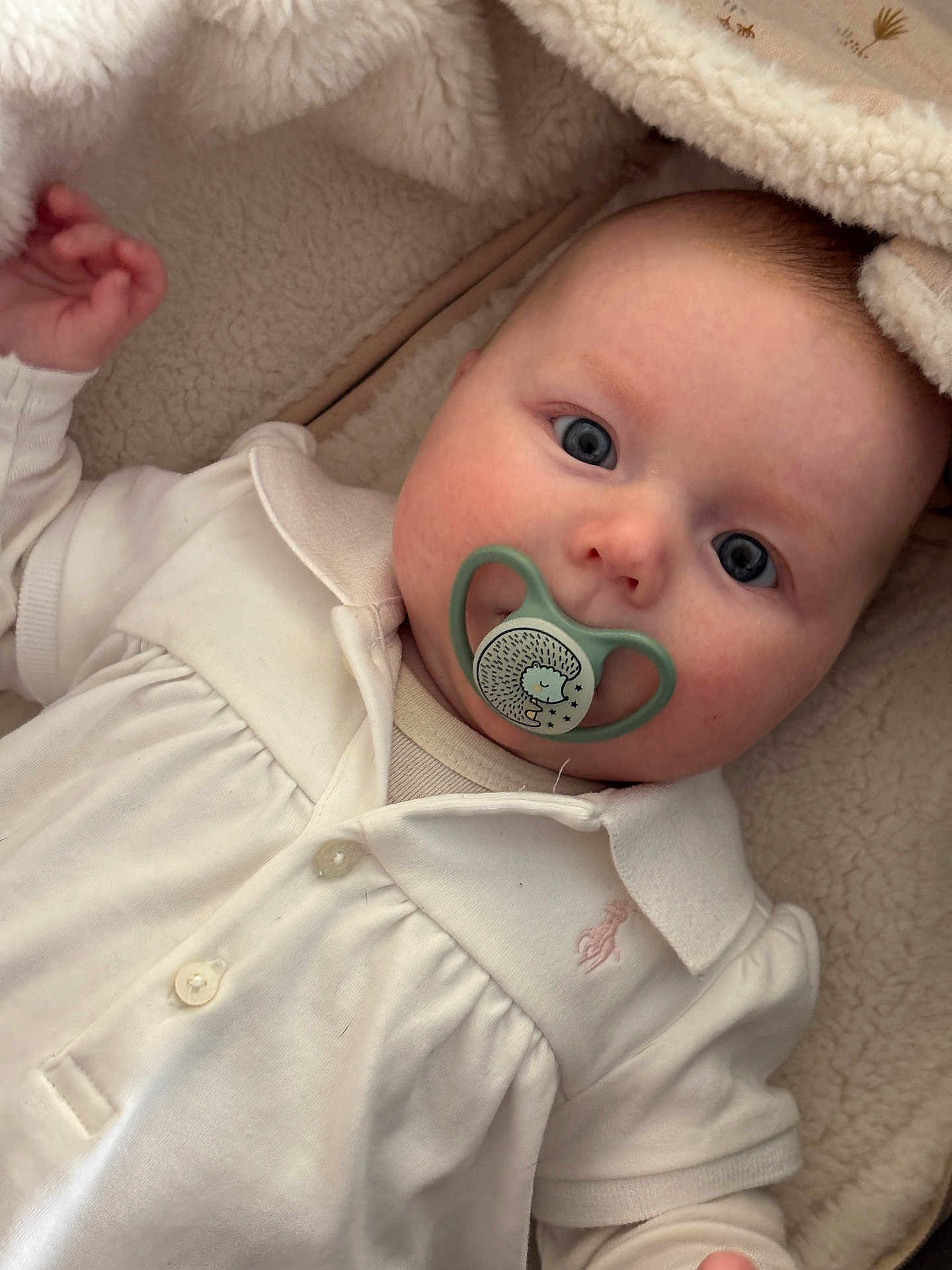Lyna participe au concours pour gagner de l'argent avec cette photo : baby, pacifier, blue_eyes, blanket, white_clothing, infant, cute, face, portrait, child, soft_texture, cozy, newborn, lying_down, closeup, head, skin, hand, button, collar