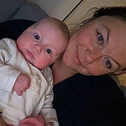 Lyna a rejoint le concours — aidez-le/la à gagner de superbes lots ! baby, woman, infant, portrait, smile, face, person, indoor, blanket, clothing, holding, couch, head, skin, warmth, love, family, closeup, expression, comfort