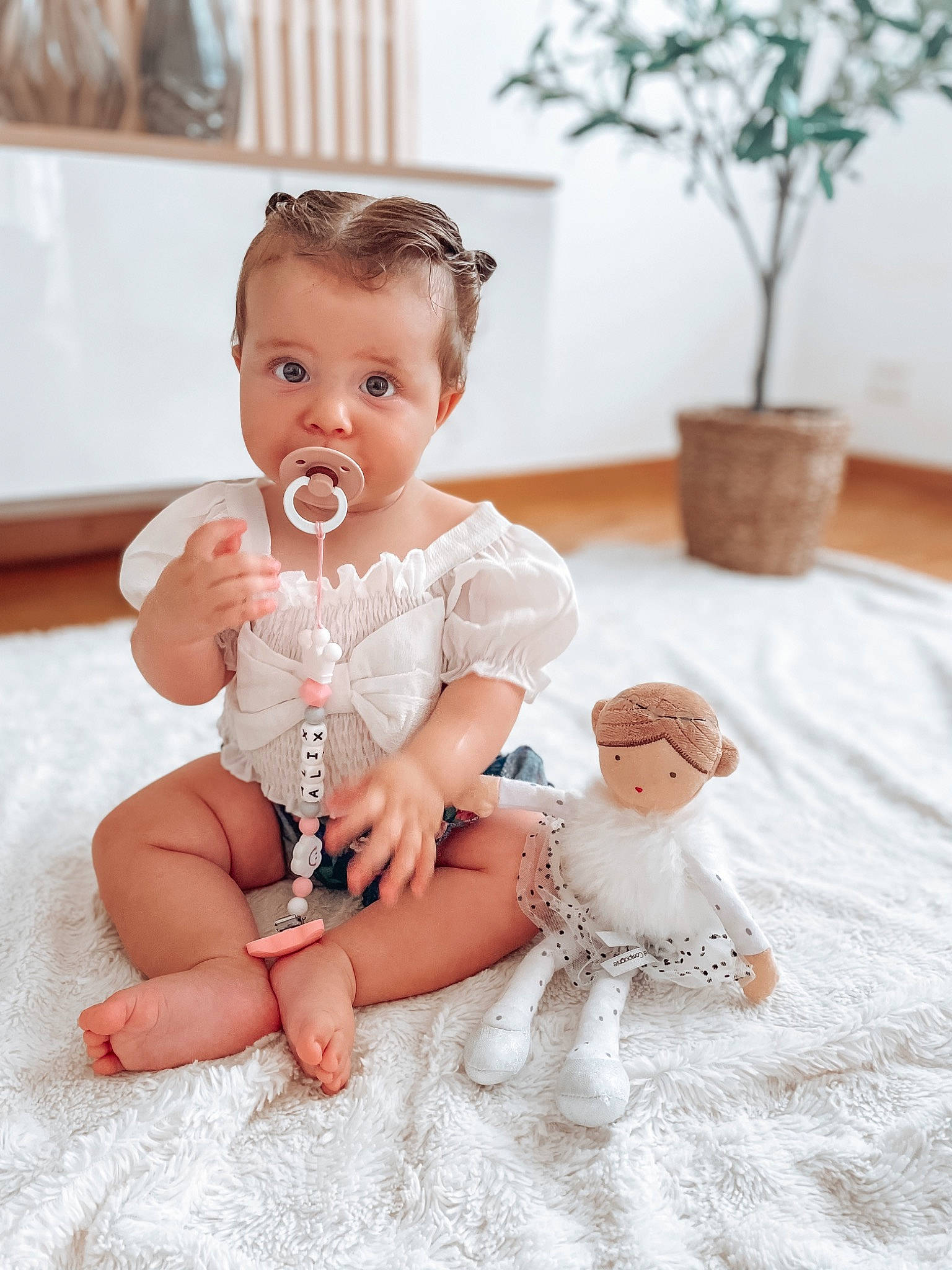 Alix a rejoint le concours — aidez-le/la à gagner de superbes lots ! aqua, baby, baby_toddler_clothing, child, dress, embellishment, flash_photography, flowerpot, foot, happy, headband, headpiece, houseplant, iris, jewellery, person, pink, sitting, skin, textile