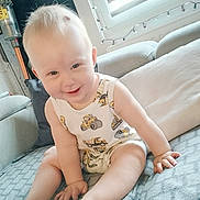Mathis participe au concours pour gagner de l'argent avec cette photo : baby, child, smiling, sitting, indoors, couch, blanket, window, light, clothing, cute, happy, face, person, infant, home, furniture, soft_light, casual, cozy