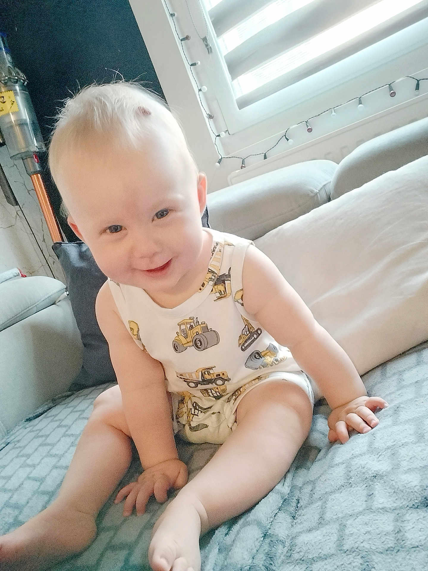 Mathis participe au concours pour gagner de l'argent avec cette photo : baby, child, smiling, sitting, indoors, couch, blanket, window, light, clothing, cute, happy, face, person, infant, home, furniture, soft_light, casual, cozy