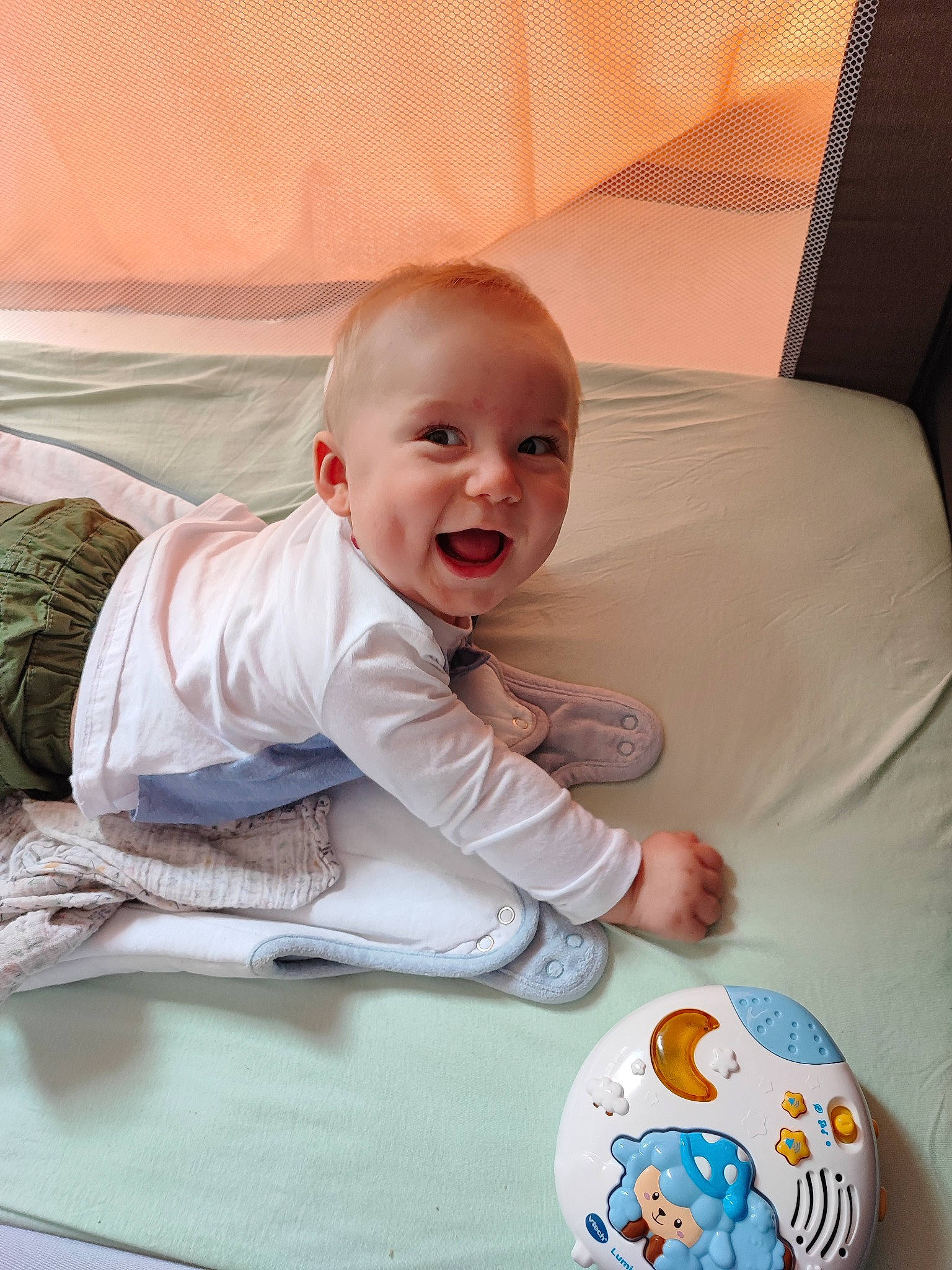 Enzo participe au concours pour gagner de l'argent avec cette photo : baby, baby_products, baby_toddler_clothing, child, comfort, eye, facial_expression, flooring, fun, happy, linens, mammal, person, play, room, sitting, skin, smile, t_shirt, textile