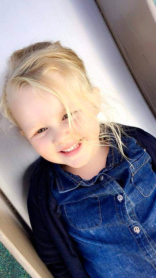 Ambre participe au concours pour gagner de l'argent avec cette photo : blond, cheek, clothing, denim, electric_blue, eye, eyelash, face, flash_photography, hair, happy, head, iris, joy, lip, nose, person, plaid, skin, smile