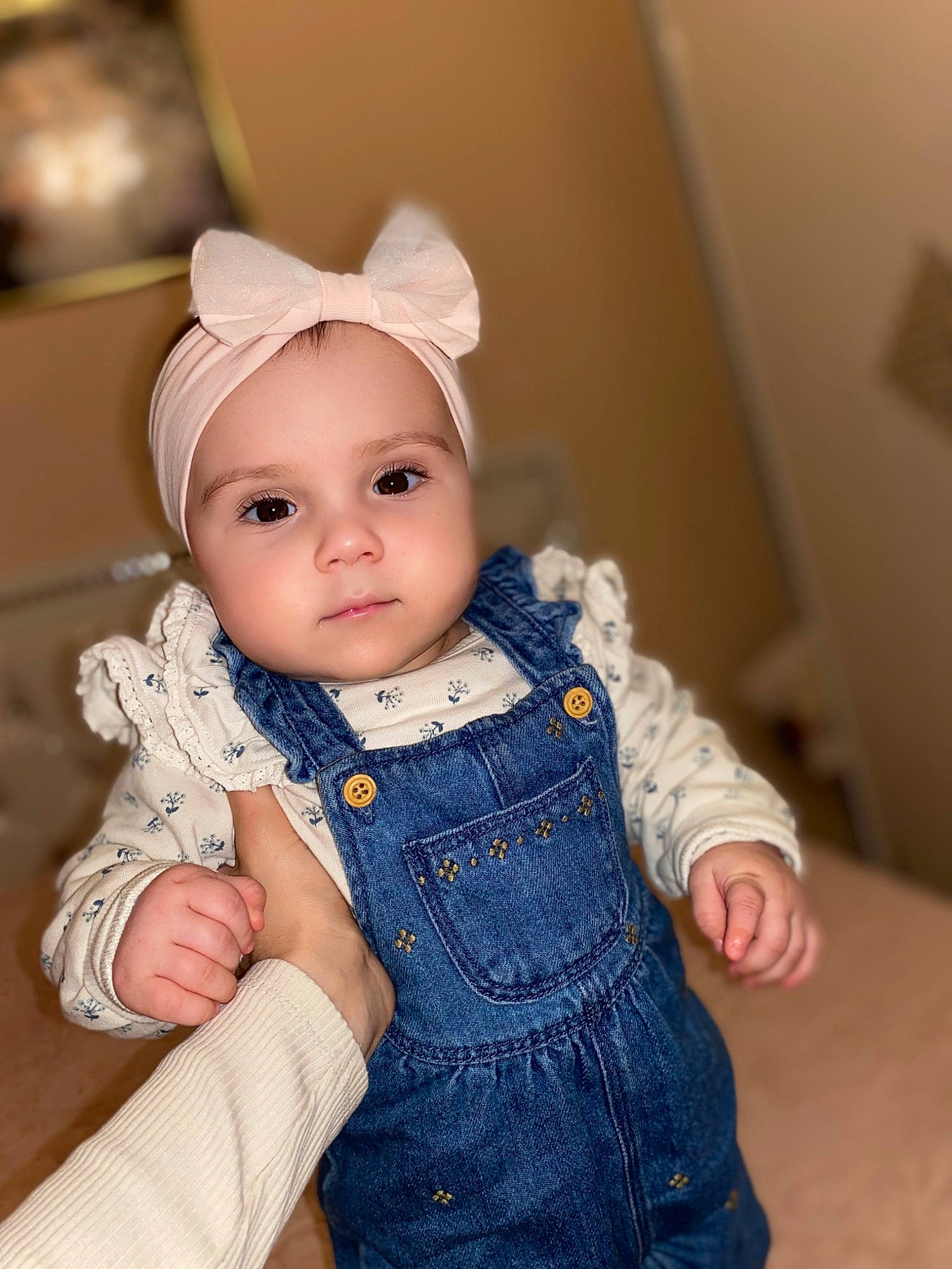 Beatrice a rejoint le concours — aidez-le/la à gagner de superbes lots ! baby, baby_toddler_clothing, cap, cheek, child, embellishment, eyelash, fashion_accessory, fur, hair_accessory, headband, headgear, headpiece, headwear, human_body, iris, pattern, person, sitting, skin