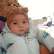 Ilianna a rejoint le concours — aidez-le/la à gagner de superbes lots ! baby, child, headband, bow, jacket, clothing, indoor, person, face, cute, warm, apparel, portrait, infant, young_child, soft_lighting, cozy, expression, fashion, closeup