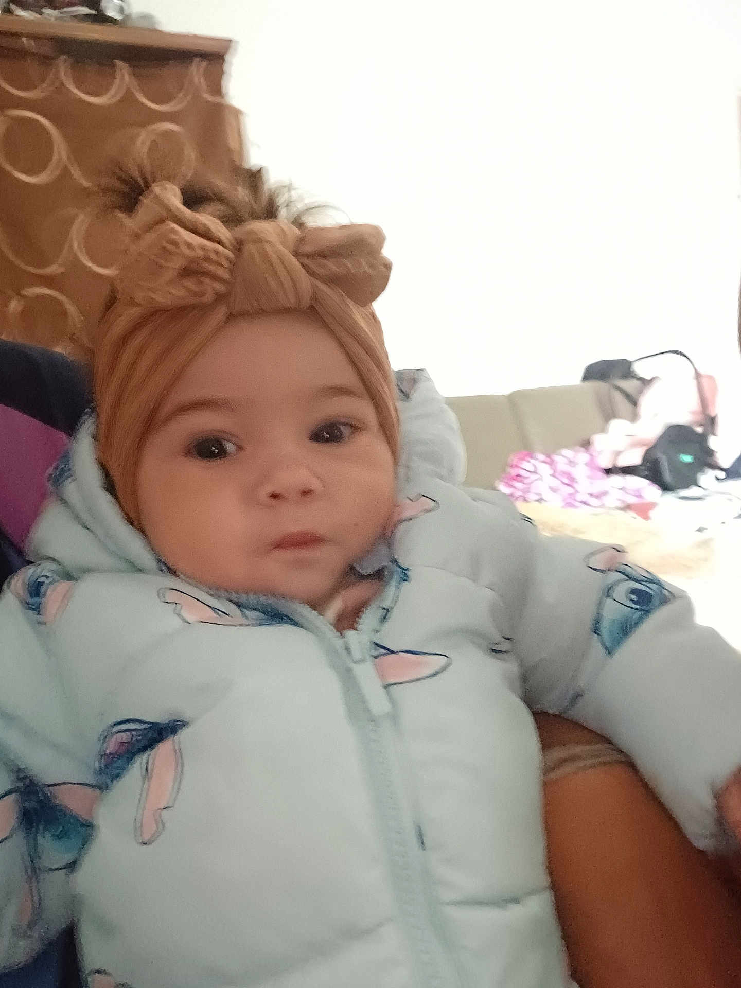 Ilianna a rejoint le concours — aidez-le/la à gagner de superbes lots ! baby, child, headband, bow, jacket, clothing, indoor, person, face, cute, warm, apparel, portrait, infant, young_child, soft_lighting, cozy, expression, fashion, closeup