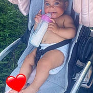 Sowlie a rejoint le concours — aidez-le/la à gagner de superbes lots ! baby, bottle, cheeks, child, cute, diaper, feet, grass, heart_emoji, infant, legs, milk, outdoor, pink, playful, relaxing, seatbelt, smile, stroller, sunlight