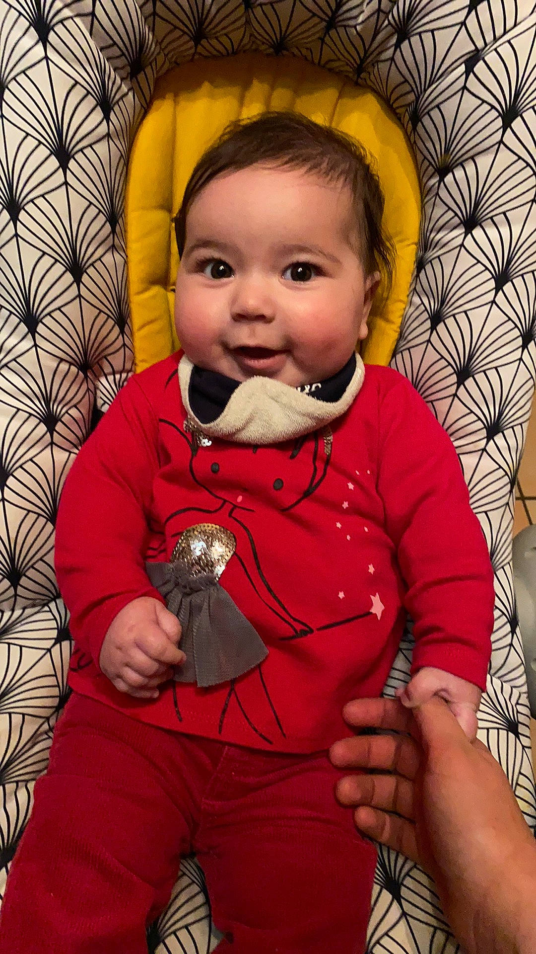 Joy a rejoint le concours — aidez-le/la à gagner de superbes lots ! baby, baby_products, baby_toddler_clothing, button, cheek, child, child_model, eye, pattern, person, portrait_photography, sleeve, thumb, toddler