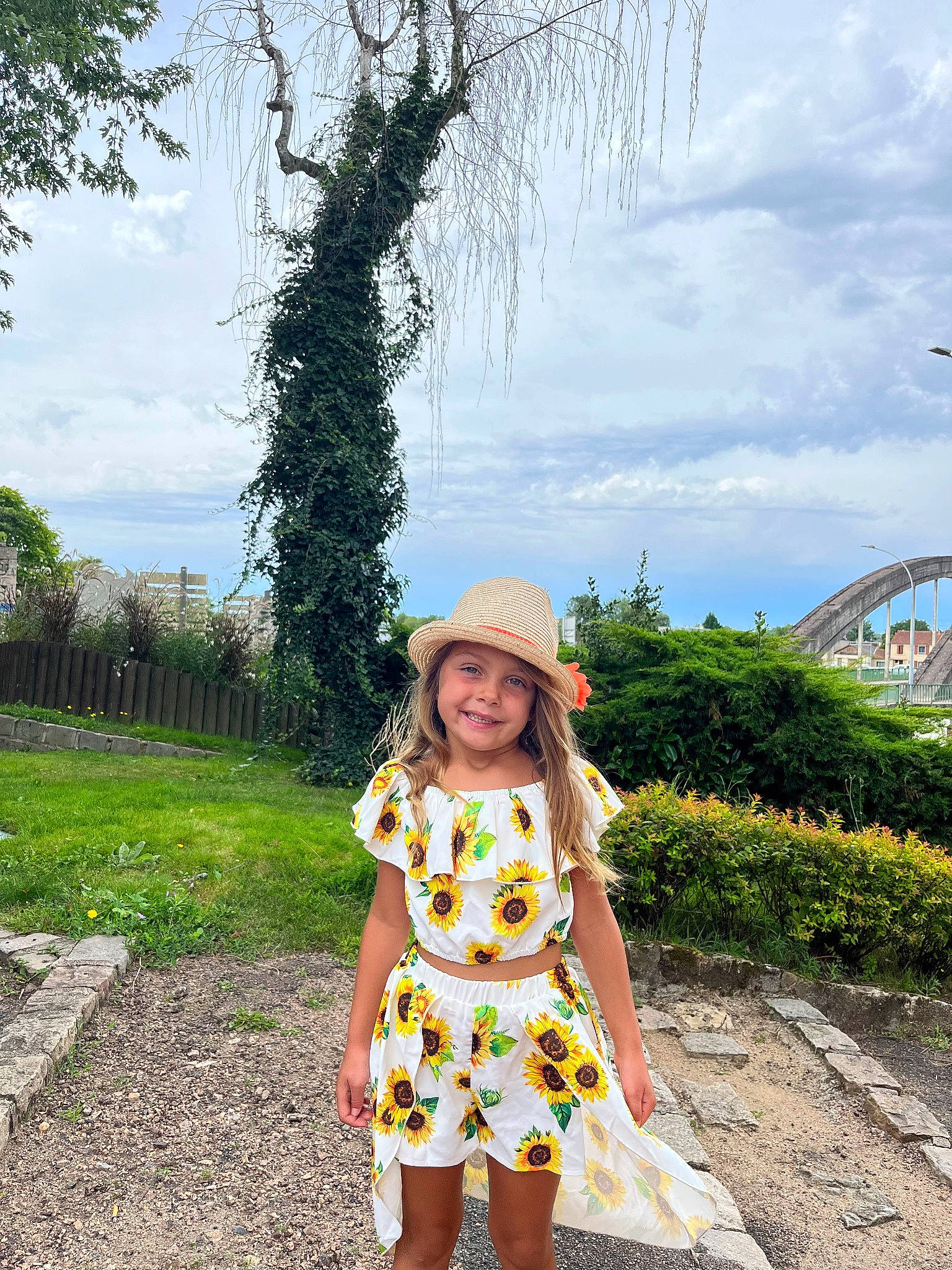 Emma participe au concours pour gagner de l'argent avec cette photo : baby_toddler_clothing, botany, cloud, fun, grass, happy, hat, headwear, joy, leisure, nature, people_in_nature, person, plant, recreation, sky, smile, summer, sun_hat, sunglasses