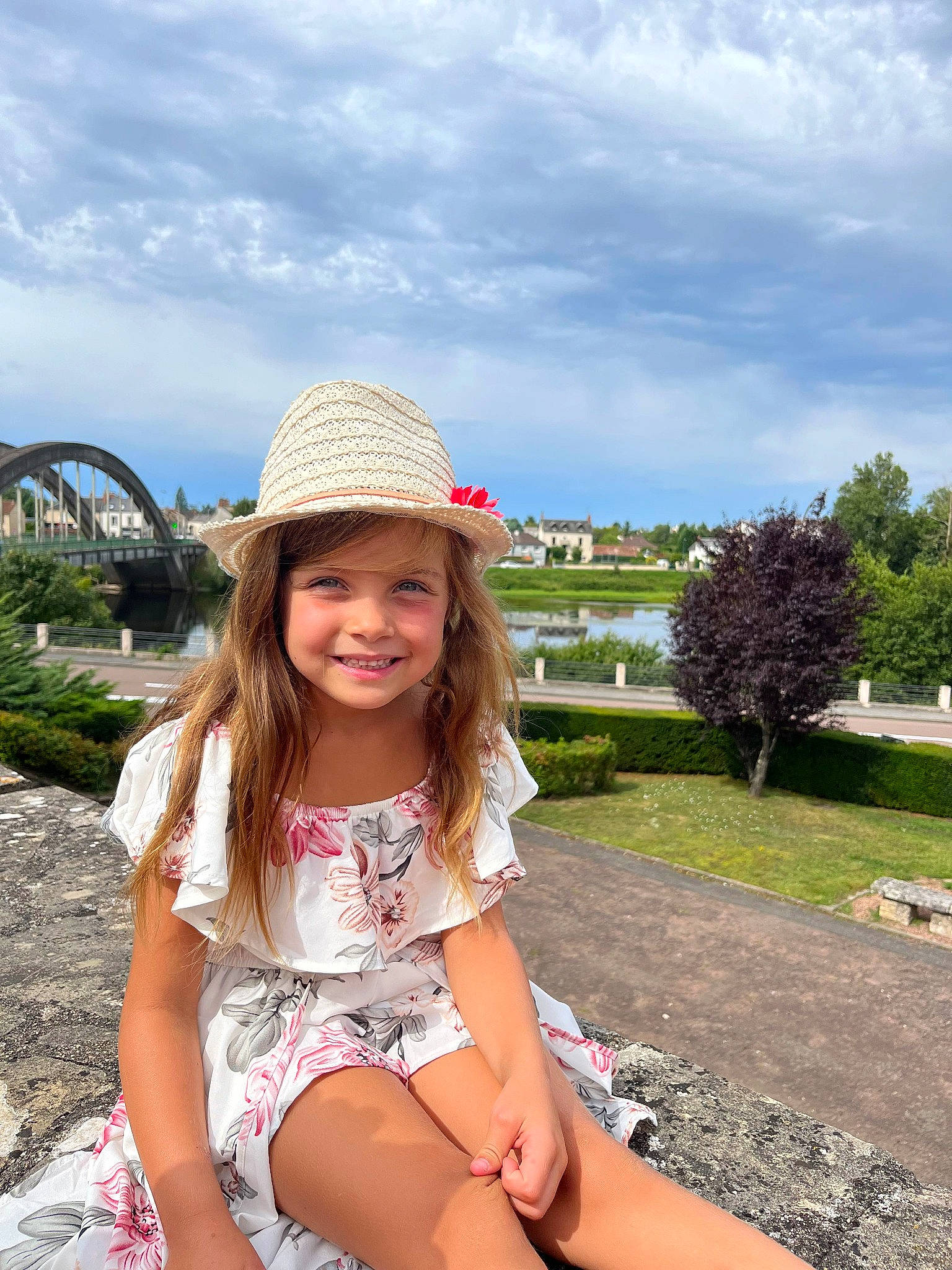 Zoé participe au concours pour gagner de l'argent avec cette photo : cloud, fun, grass, grass_family, happy, hat, headwear, joy, landscape, leisure, lip, people_in_nature, person, plant, public_space, skin, sky, smile, summer, sun_hat