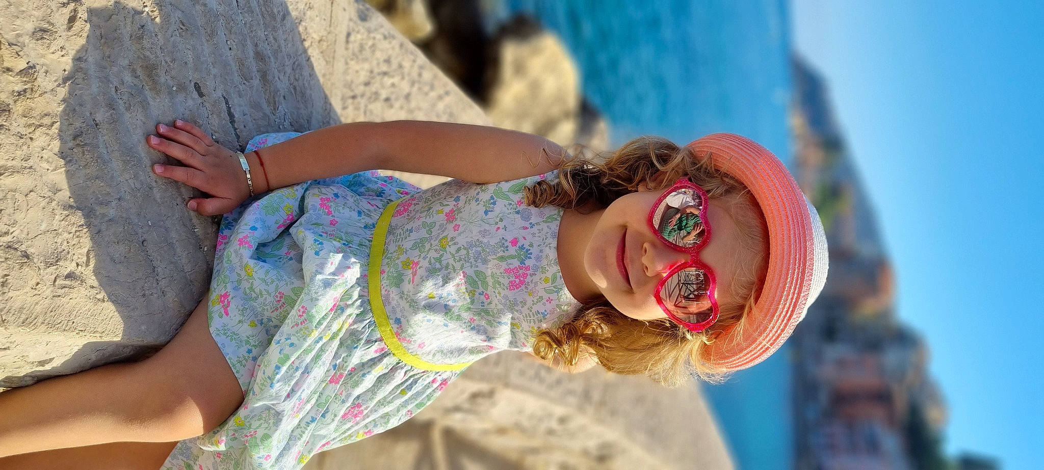 Maya participe au concours pour gagner de l'argent avec cette photo : eyewear, fashion, fawn, fun, glasses, goggles, hair, happy, headgear, headwear, human_body, joy, leisure, person, plant, street_fashion, summer, sunglasses, textile, thigh