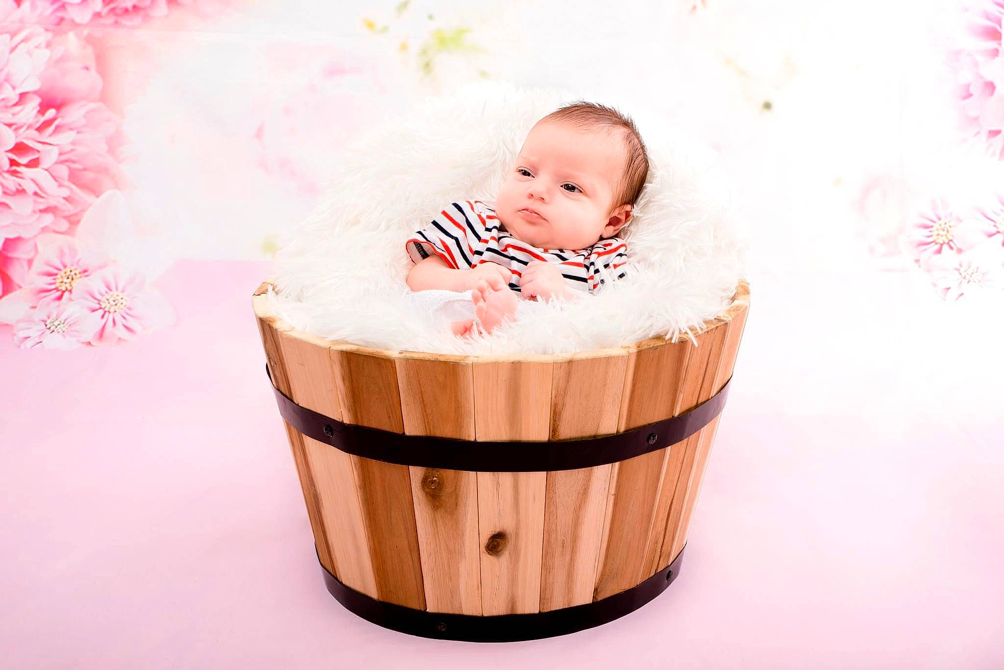 Milena participe au concours pour gagner de l'argent avec cette photo : baby, baby_products, baby_safety, baby_sleeping, baby_toddler_clothing, child, comfort, cradle, event, happy, hardwood, infant_bed, packing_materials, peach, person, pink, portrait_photography, room, sitting, toddler