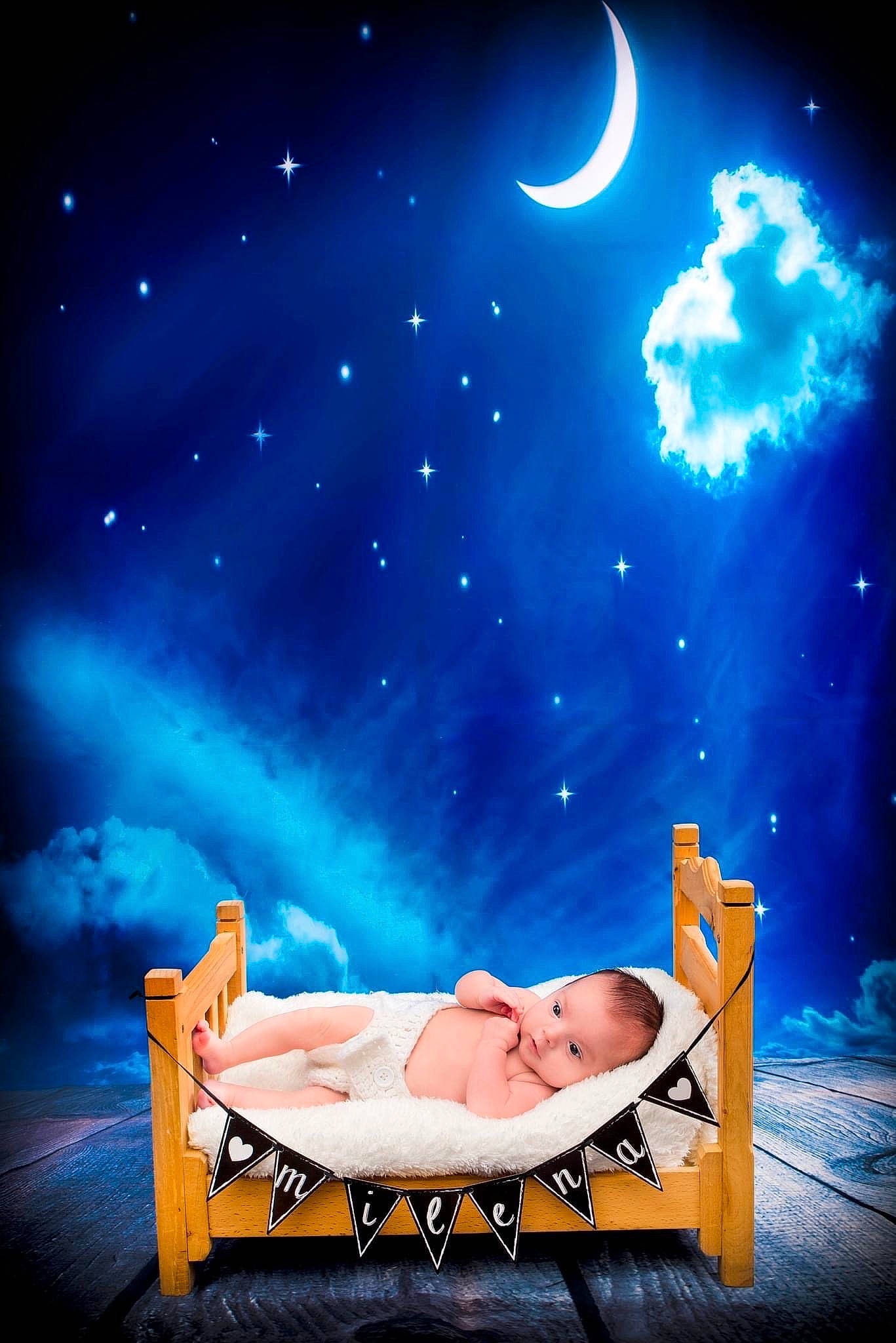 Milena participe au concours pour gagner de l'argent avec cette photo : art, astronomical_object, beauty, bench, cloud, crescent, electric_blue, event, flash_photography, graphics, happy, illustration, moon, painting, people_in_nature, person, plant, sky, space, tree