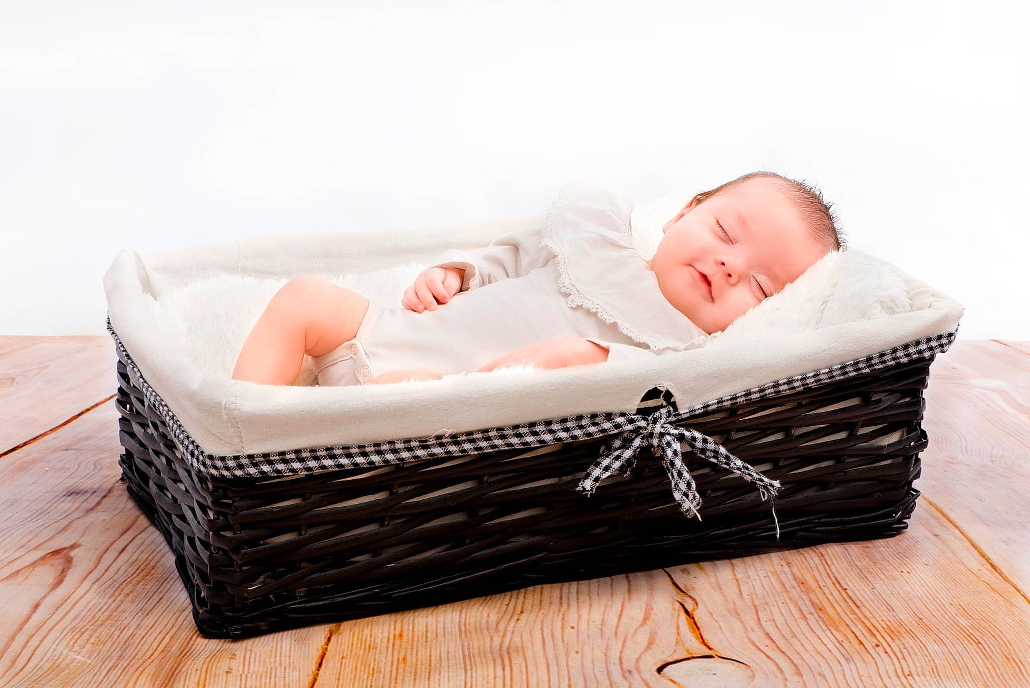 Milena a rejoint le concours — aidez-le/la à gagner de superbes lots ! arm, baby, baby_safety, baby_sleeping, baby_toddler_clothing, basket, child, comfort, flash_photography, flooring, goggles, hardwood, infant_bed, person, portrait_photography, rectangle, room, sitting, toddler, wicker