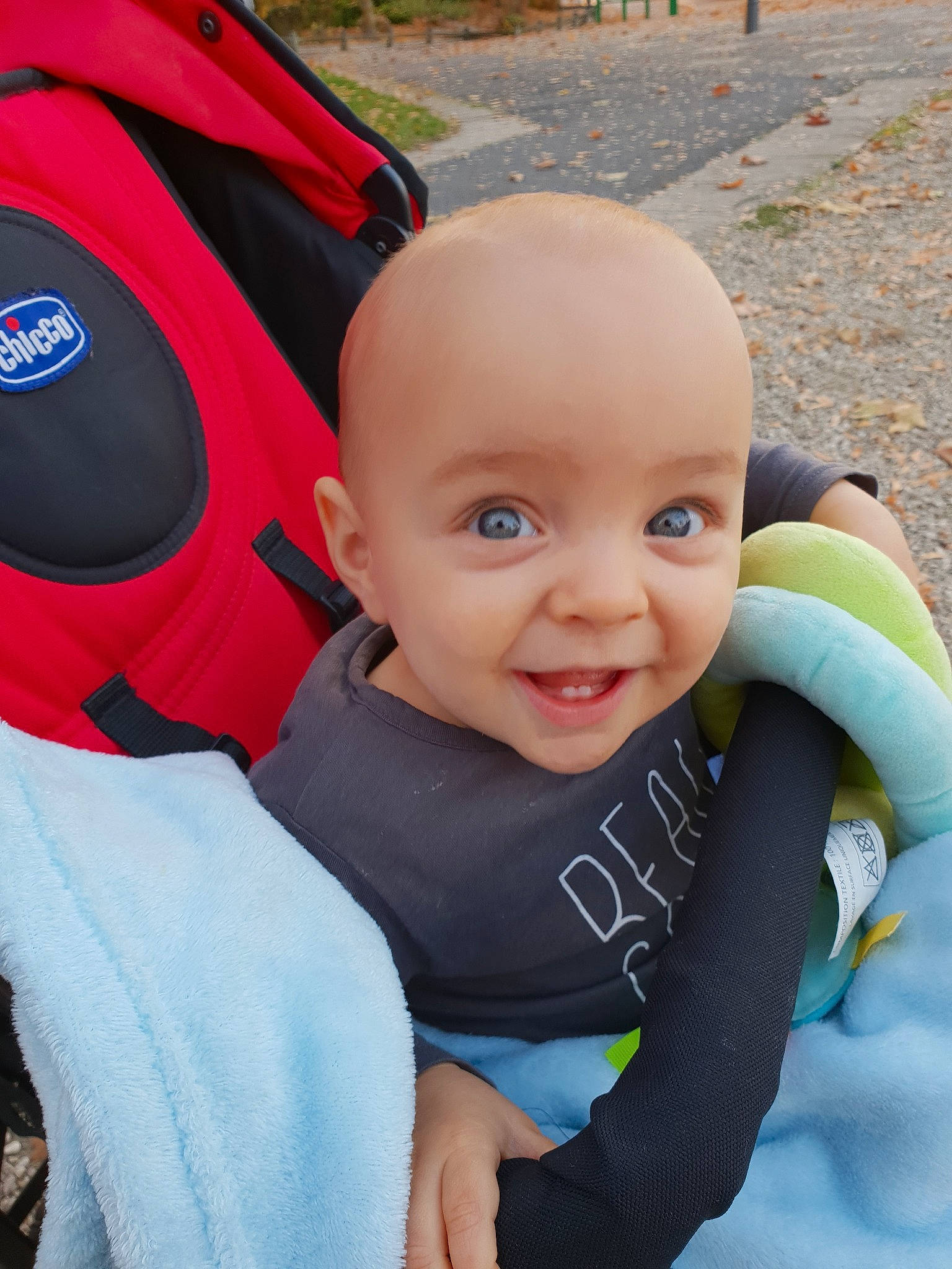 Lloyd a rejoint le concours — aidez-le/la à gagner de superbes lots ! baby_carriage, baby_products, boy, cheek, child, cool, day, eye, fun, head, infant, joy, person, personal_protective_equipment, product, skin, smile, toddler, vacation