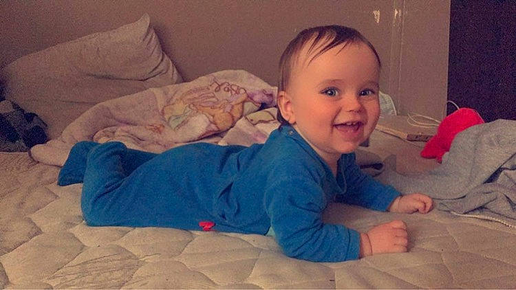 Nolann a rejoint le concours — aidez-le/la à gagner de superbes lots ! arm, baby, baby_toddler_clothing, cheek, chin, comfort, eye, facial_expression, finger, hair, head, human_body, iris, joy, mouth, nose, person, product, skin, sleeve