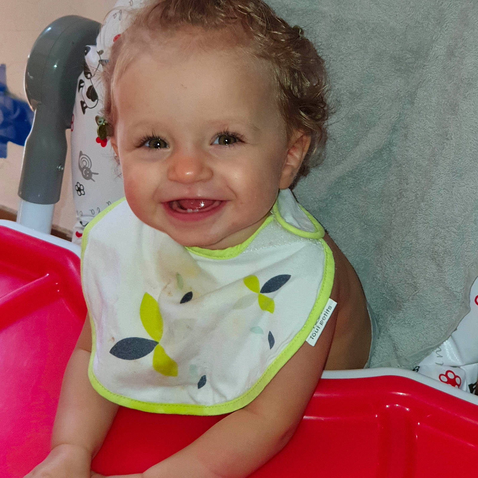 Mailyne participe au concours pour gagner de l'argent avec cette photo : baby, bathing, beauty, cheek, child, chin, eye, face, facial_expression, forehead, fun, head, joy, lip, mouth, nose, person, play, product, skin