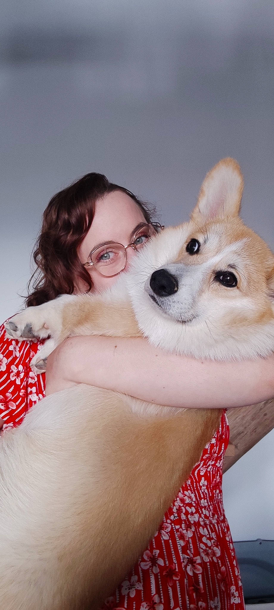 Yuko participe au concours pour gagner de l'argent avec cette photo : abdomen, carnivore, child, comfort, companion_dog, dog, dog_breed, eyelash, eyewear, fur, gesture, glasses, happy, love, paw, portrait_photography, selfie, sitting, spitz