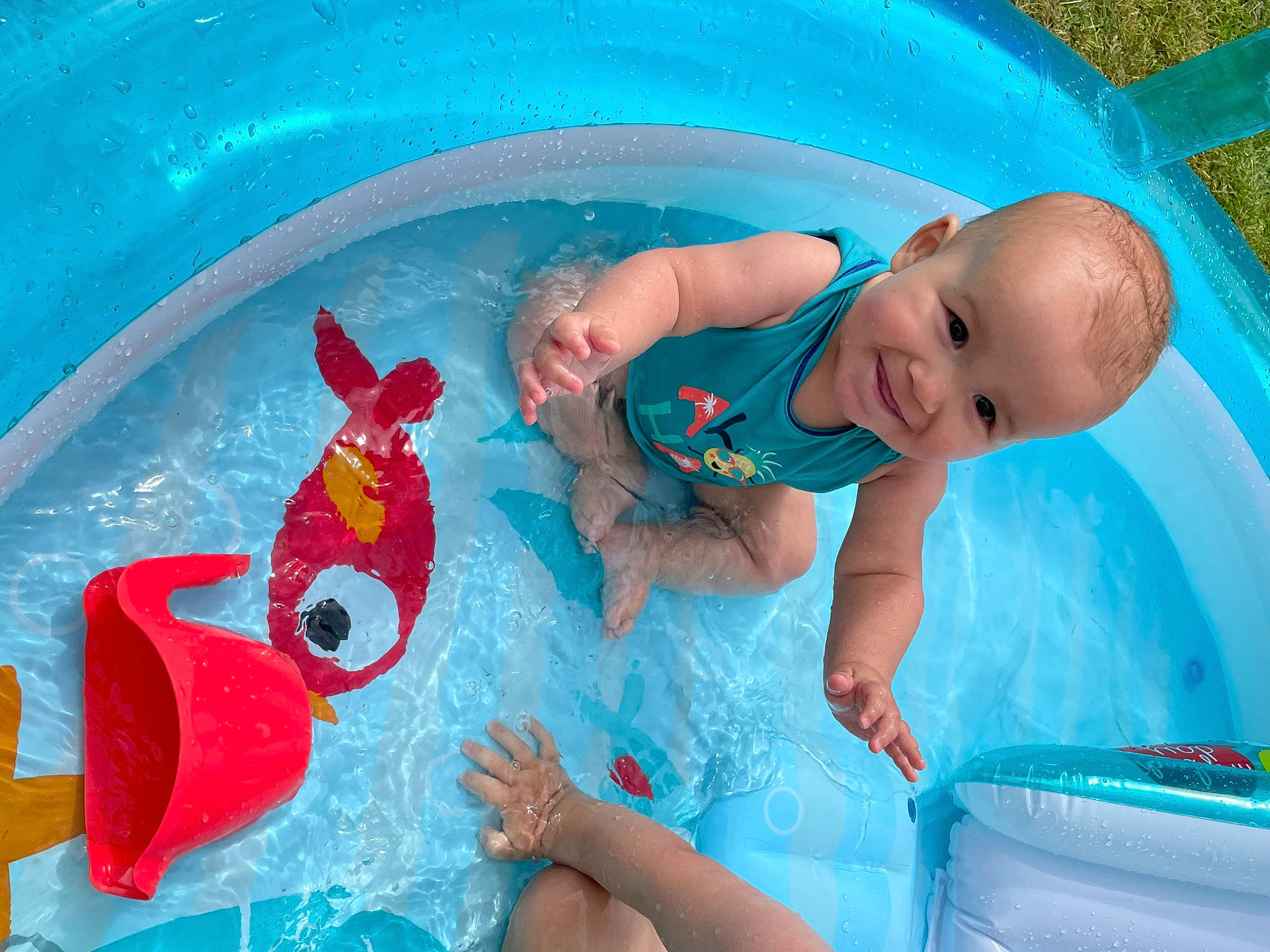 Mathys a rejoint le concours — aidez-le/la à gagner de superbes lots ! aqua, azure, baby, baby_products, baby_toddler_clothing, bath_toy, bathing, blue, carmine, child, fun, happy, inflatable, joy, leisure, person, pink, play, product, recreation
