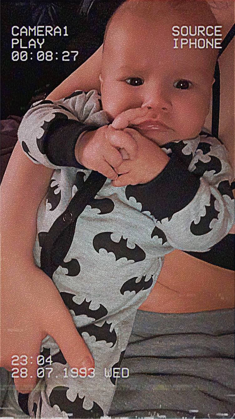 Mathys participe au concours pour gagner de l'argent avec cette photo : baby, baby_toddler_clothing, cheek, chin, cool, eye, eyelash, face, finger, gesture, head, human_body, lip, mouth, neck, nose, person, pink, sleeve, stomach