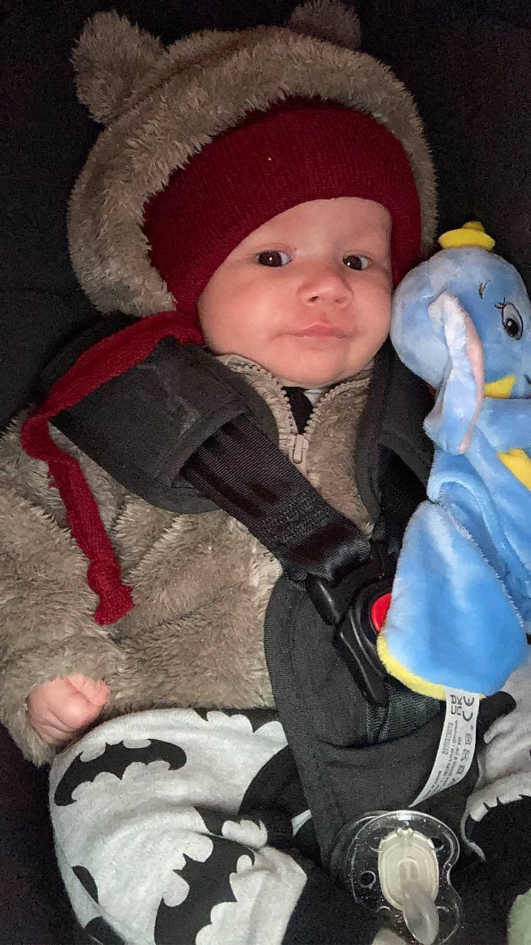 Mathys participe au concours pour gagner de l'argent avec cette photo : baby, baby_toddler_clothing, cap, cheek, child, chin, eye, face, facial_expression, happy, headgear, headwear, iris, knit_cap, organ, person, skin, toddler, toy, white