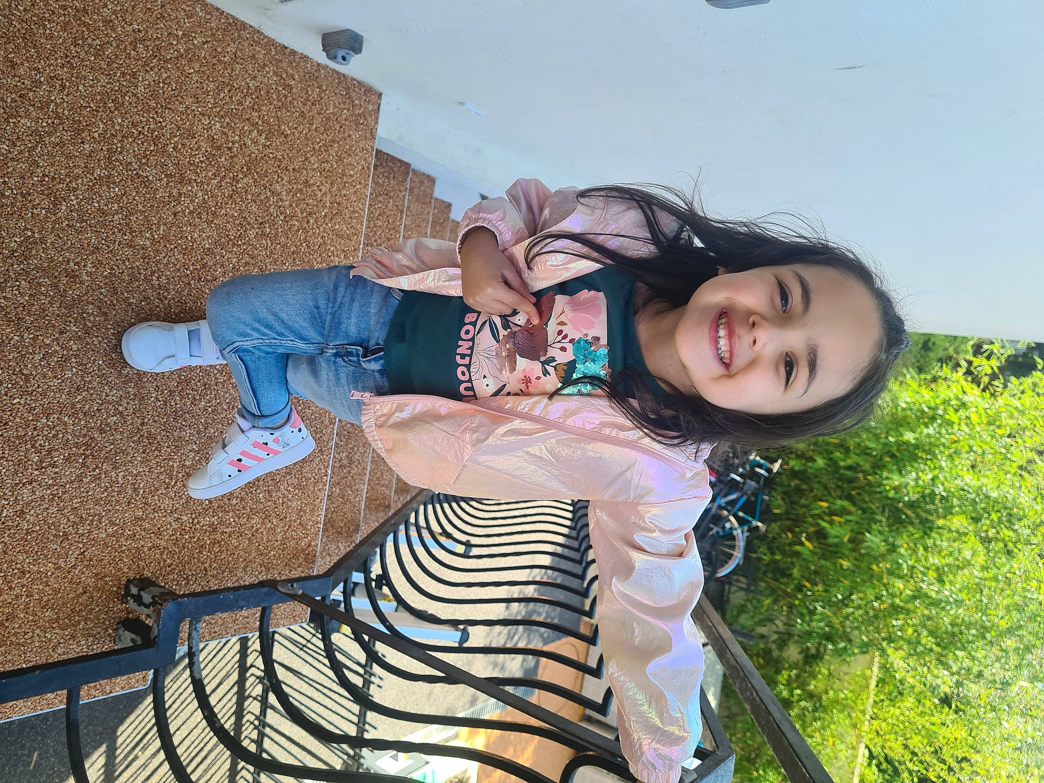 Lyna a rejoint le concours — aidez-le/la à gagner de superbes lots ! black_hair, cool, eyewear, fun, grass, grassland, hairstyle, happy, human_leg, joy, landscape, leisure, pattern, people_in_nature, person, plant, sitting, skin, thigh, tree