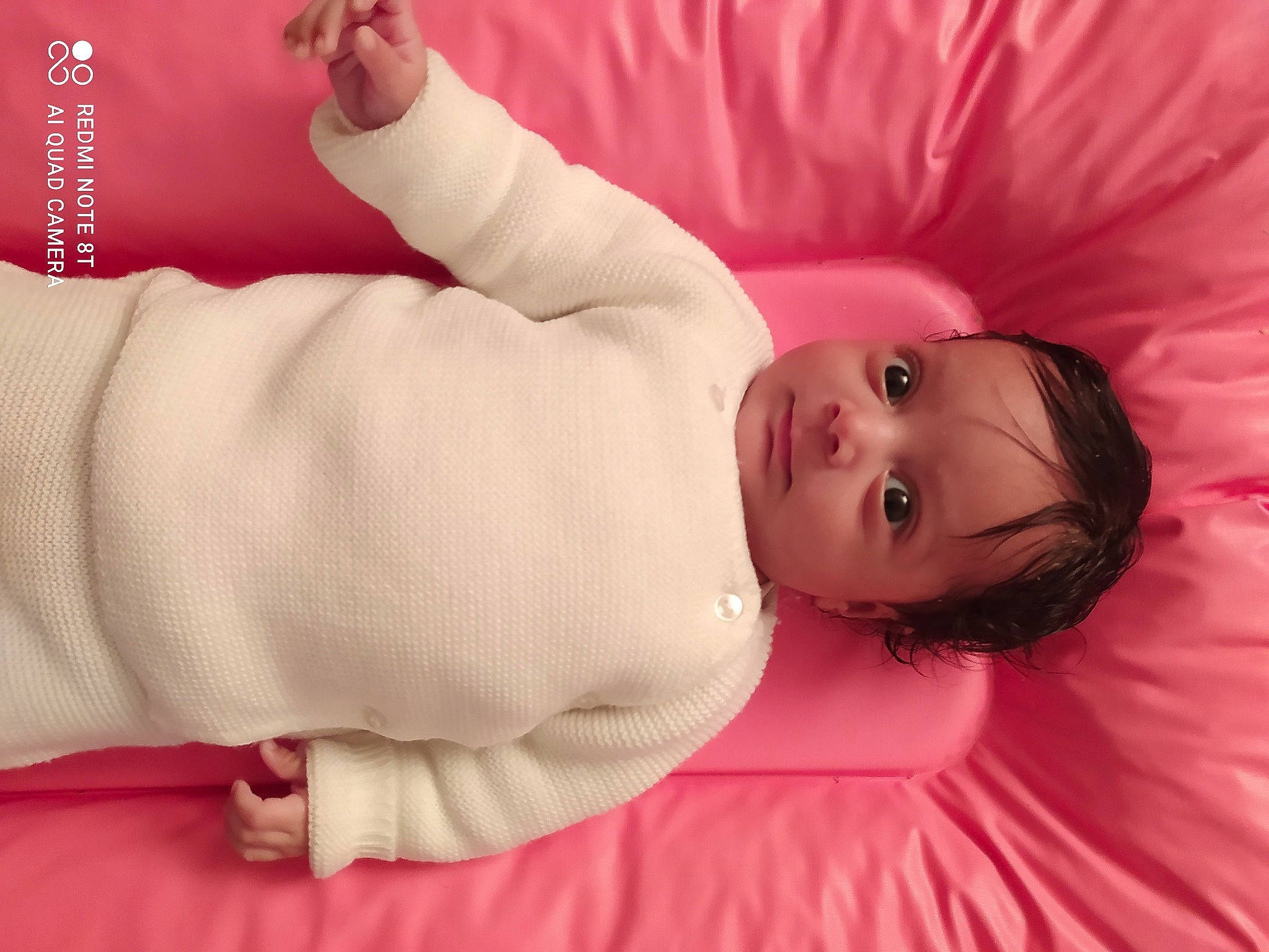 Elyn a rejoint le concours — aidez-le/la à gagner de superbes lots ! arm, baby, baby_toddler_clothing, child, comfort, finger, flash_photography, gesture, happy, human_leg, joint, linens, lip, magenta, person, pink, red, skin, sleeve, textile