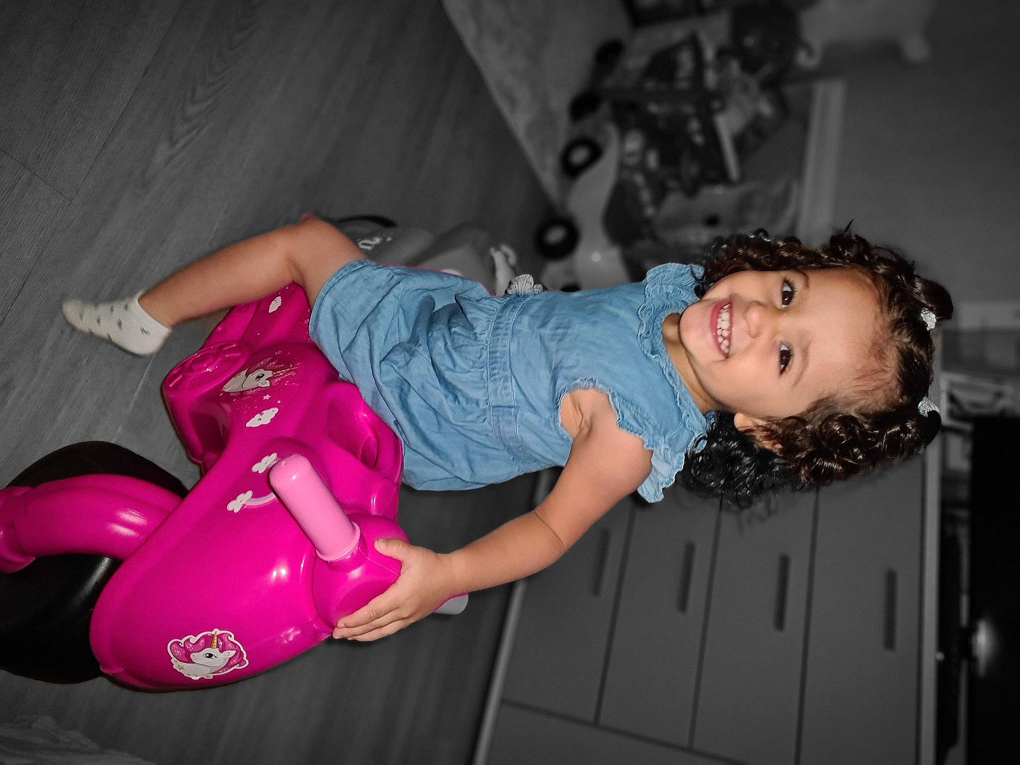 Naélya participe au concours pour gagner de l'argent avec cette photo : child, fun, joint, joy, leg, magenta, person, pink, toddler, vacation