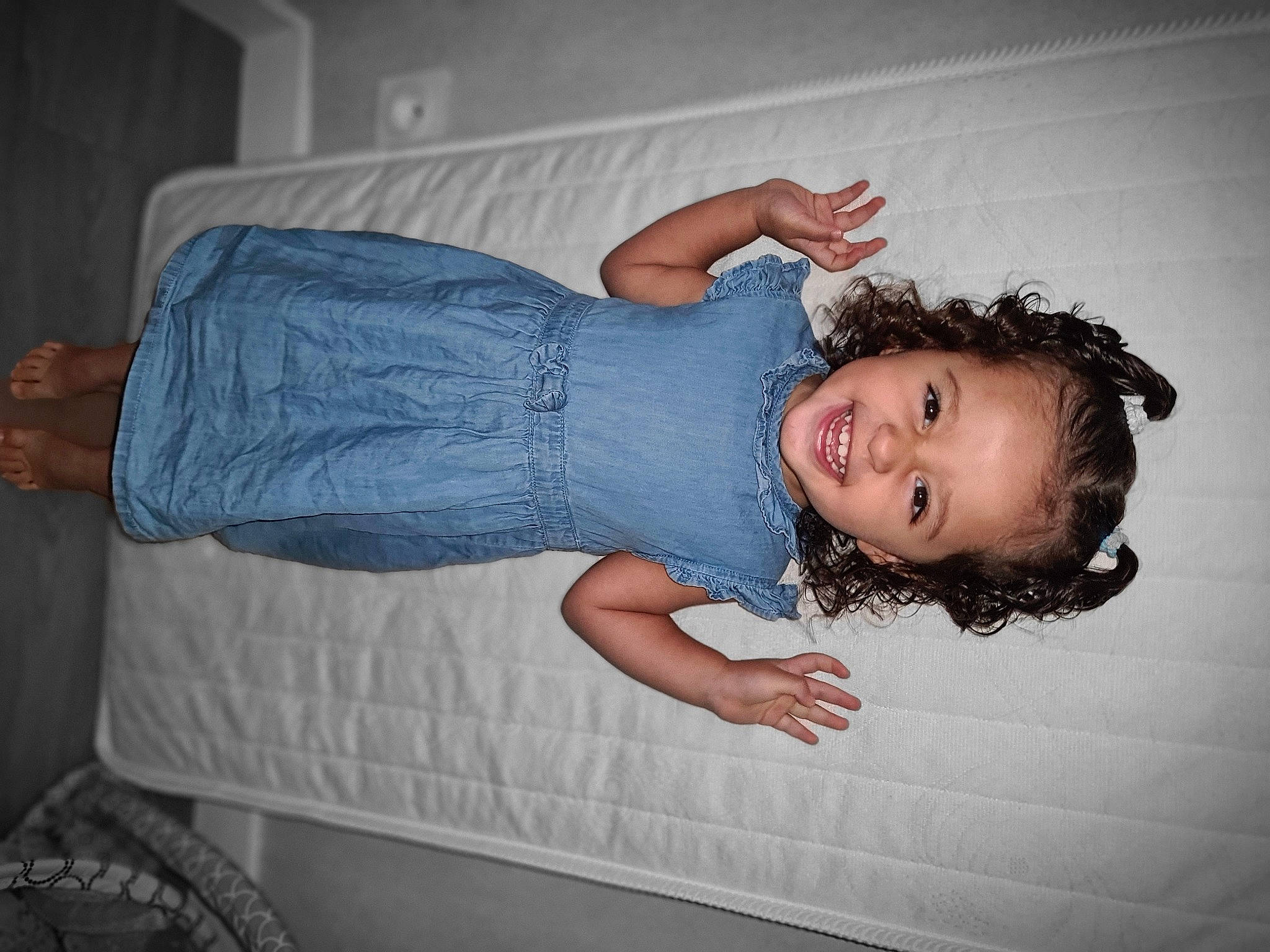 Naélya a rejoint le concours — aidez-le/la à gagner de superbes lots ! arm, baby, cheek, child, cool, eye, jeans, joy, leg, muscle, person, photography, sitting, toddler