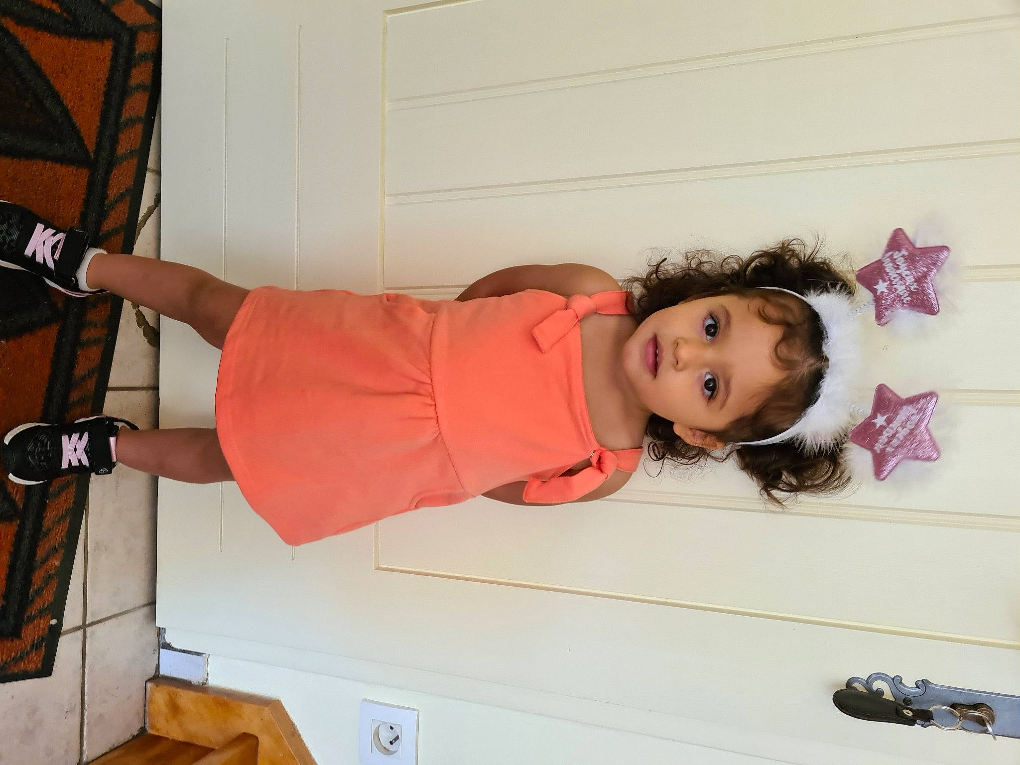 Naélya a rejoint le concours — aidez-le/la à gagner de superbes lots ! leg, person, room