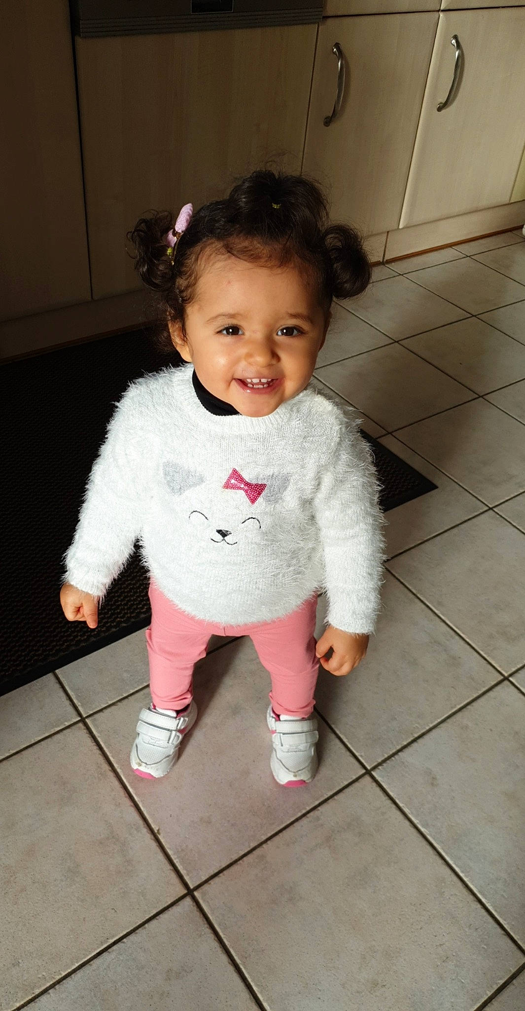 Naélya participe au concours pour gagner de l'argent avec cette photo : baby, baby_toddler_clothing, cheek, child, floor, joy, leg, lip, person, pink, shoe, skin, sleeve, smile, standing, t_shirt, toddler