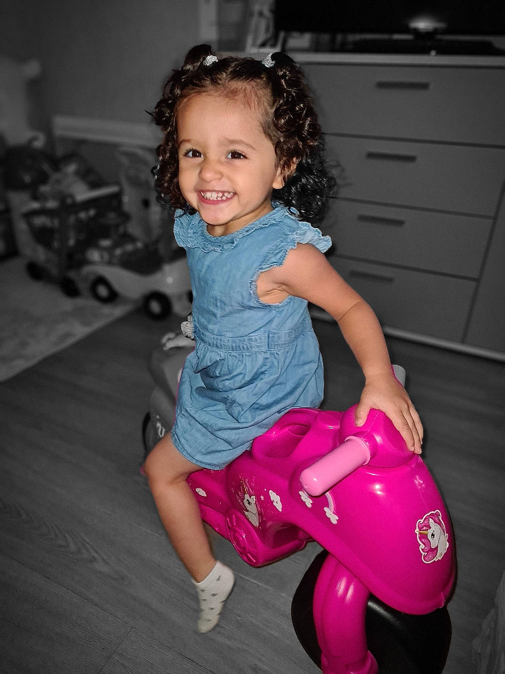 Naélya a rejoint le concours — aidez-le/la à gagner de superbes lots ! arm, child, fun, happy, joy, leg, person, pink, play, sitting, smile, thigh, toddler, vehicle