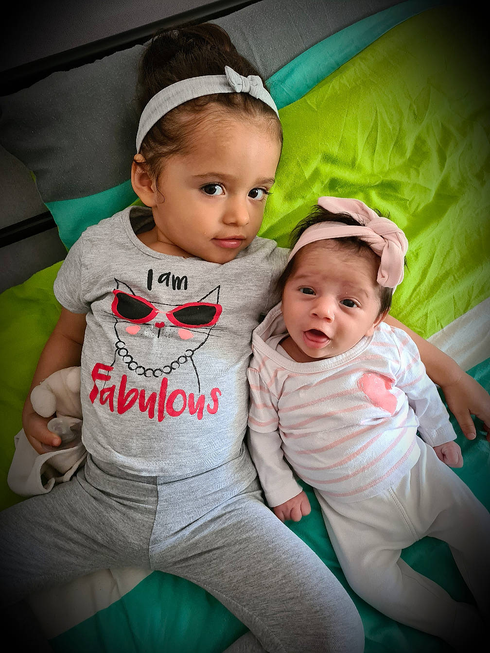 Meylie participe au concours pour gagner de l'argent avec cette photo : baby, baby_toddler_clothing, child, family, fun, hair_accessory, happy, people, person, sibling, skin, sleeve, smile, t_shirt, toddler