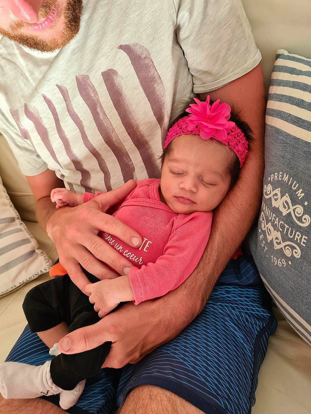 Meylie a rejoint le concours — aidez-le/la à gagner de superbes lots ! abdomen, arm, baby, child, fashion_accessory, finger, hair_accessory, hand, headgear, headwear, leg, muscle, nail, people, person, photography, pink, sitting, skin, thigh