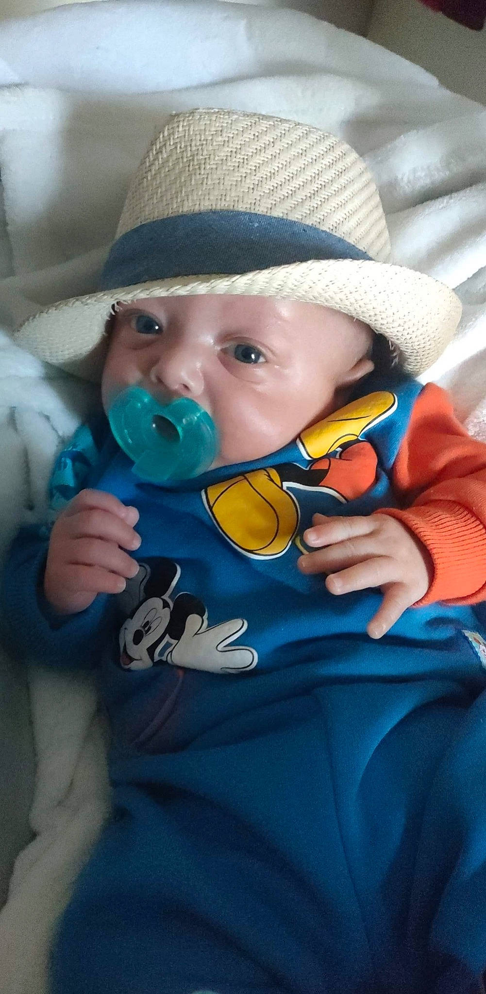 Nassim participe au concours pour gagner de l'argent avec cette photo : azure, baby, baby_toddler_clothing, cheek, chin, cool, drinkware, eye, fedora, hairstyle, hand, hat, headgear, headwear, mouth, nose, outerwear, person, skin, sleeve